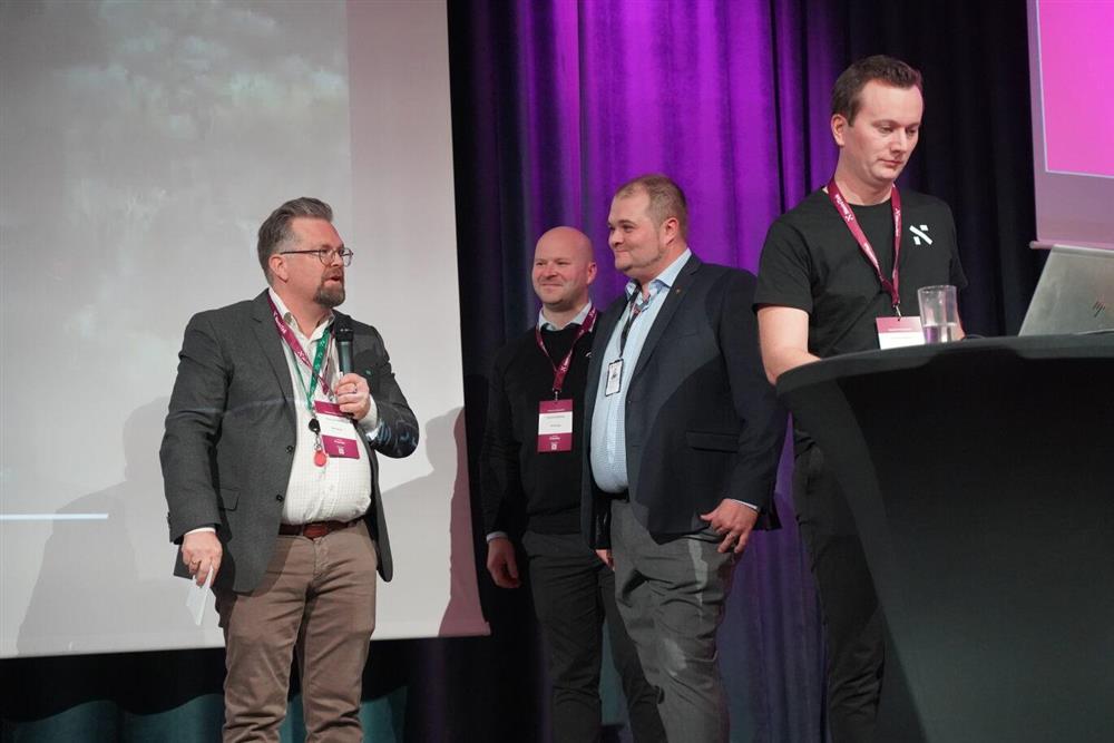 Fire menn på en scene - Klikk for stort bilde