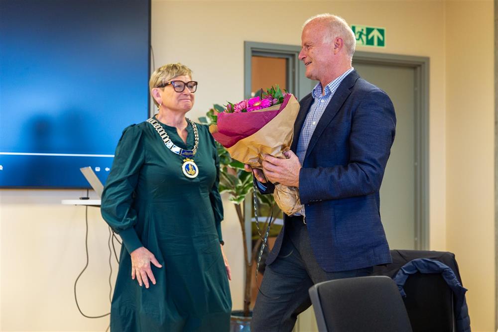Arnstad sammen med Arild, ordføreren har gitt ham blomster og de smiler begge to. - Klikk for stort bilde