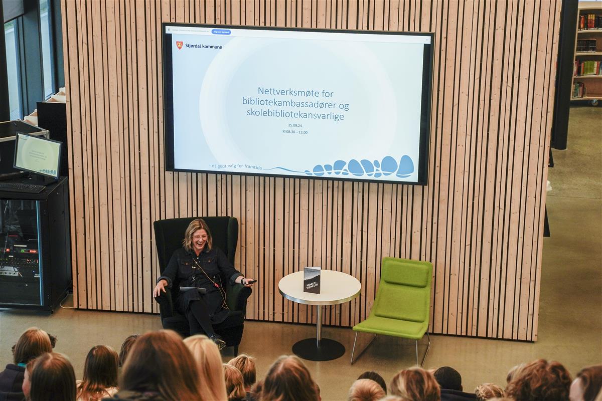 Skolebibliotekkoordinator som holder foredrag - Klikk for stort bilde