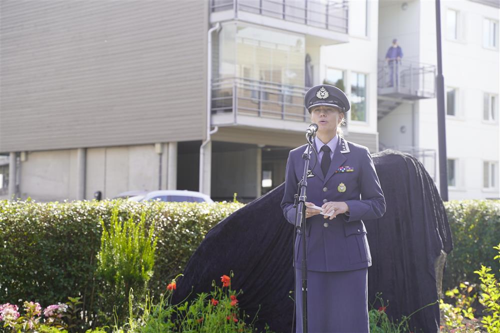 HV-12 sjef Marianne Eidem som holder sin tale foran minnesteinen, hun er kledd i uniform og det er strålende sol. - Klikk for stort bilde