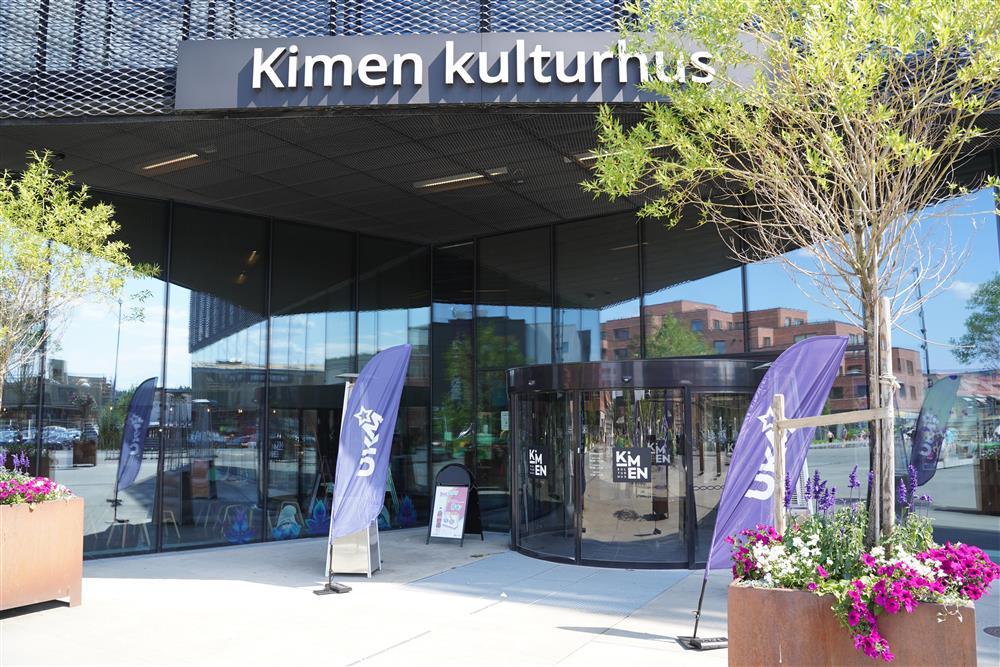 Inngangen ved Kimen kulturhus med UKM bannere foran - Klikk for stort bilde