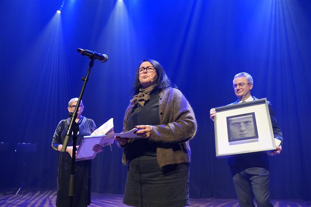 Inger-Ruthgerda Wellendorf mottar sin pris fra ordfører Eli Arnstad. - Klikk for stort bilde