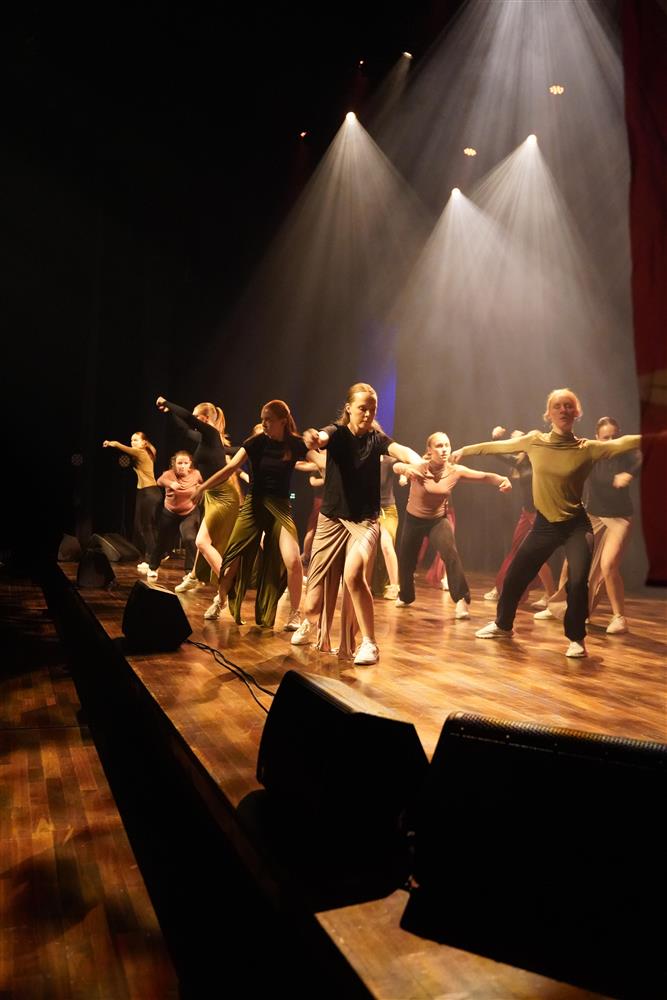 Flere jenter som danser på en scene. - Klikk for stort bilde