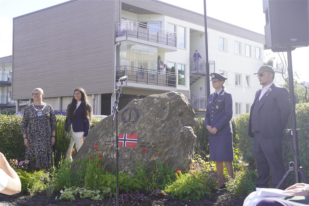 Varaordfører, ordfører, veteran representant og sjef for HV-12 som står på hver sin side av minnesteinen. - Klikk for stort bilde