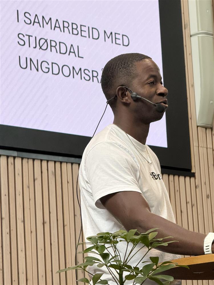 Mushaga Bakenga på scenen som prater - Klikk for stort bilde