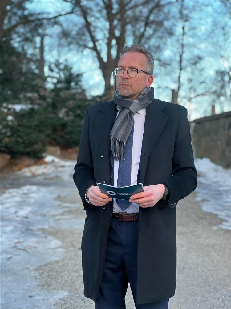 Utdanningsforbundets leder Geir Røsvoll snakket i sin tale o, han står utendørs, i hendene har et talekort og han prater. - Klikk for stort bilde