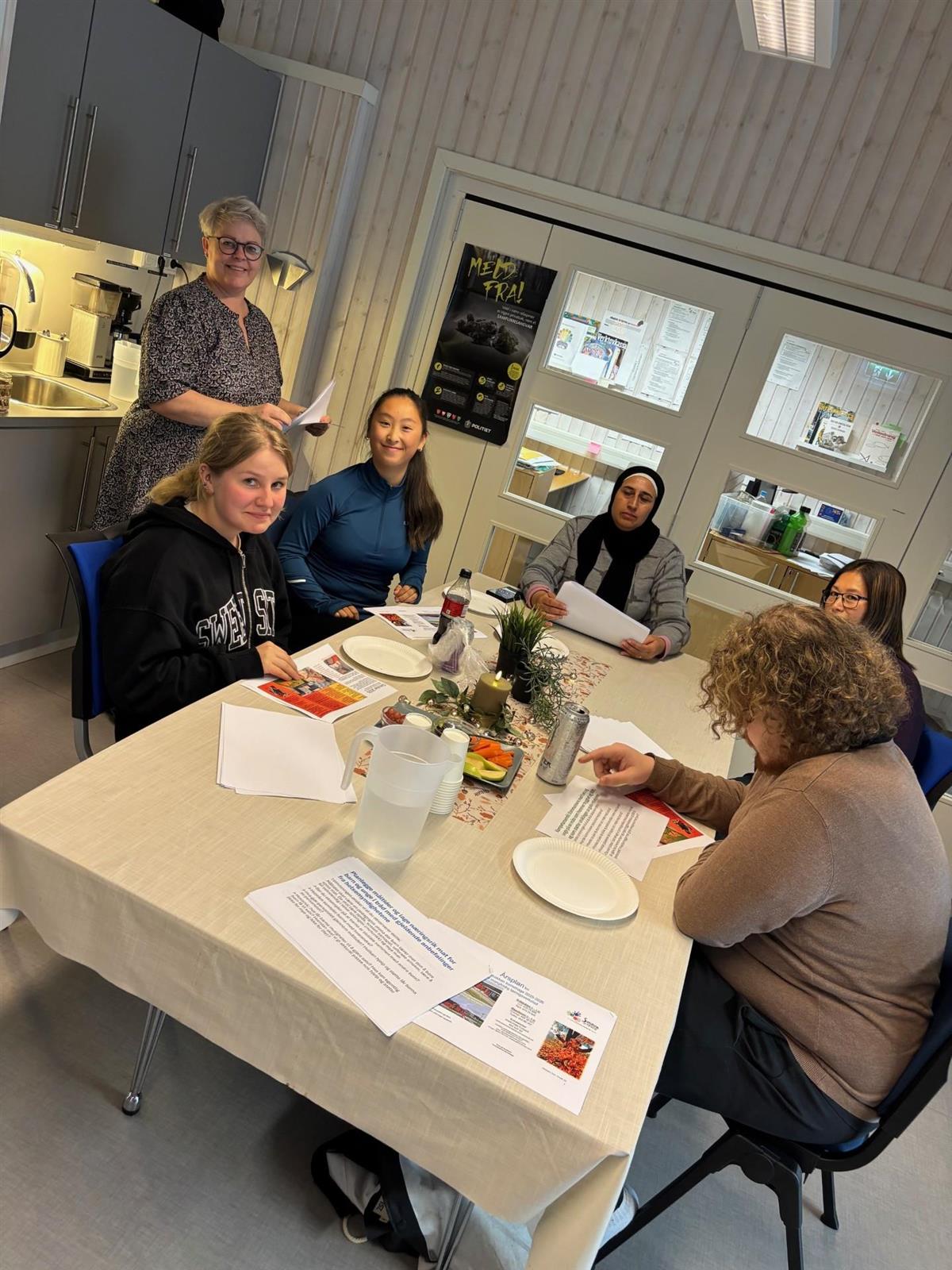 Flere lærlinger rundt et bord. - Klikk for stort bilde