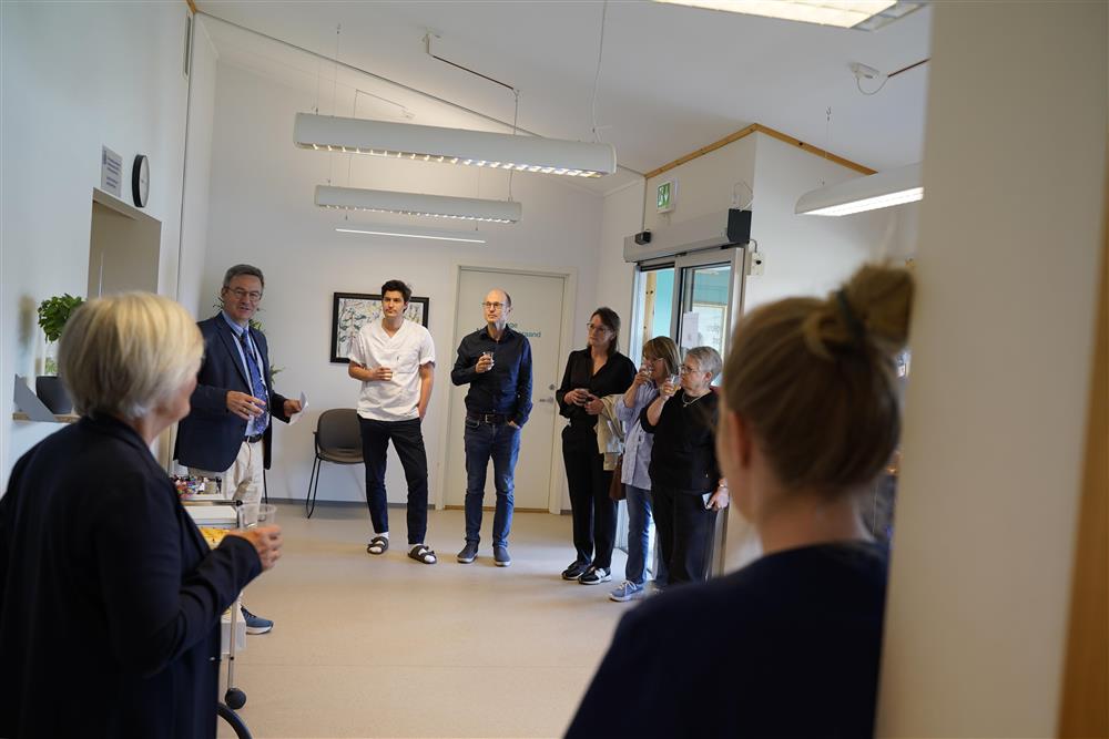 Leder for Utvalg kultur og levekår Rune Larsen holder tale, rundt ham er det flere ansatte som står å hører på. - Klikk for stort bilde