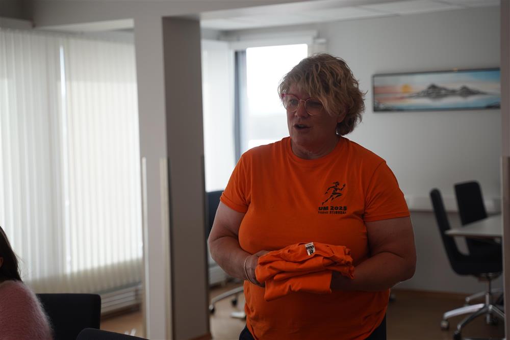 Hovedkomitéleder Katarina Hoff, hun har på seg t-skjorten til UM 2025 - Klikk for stort bilde