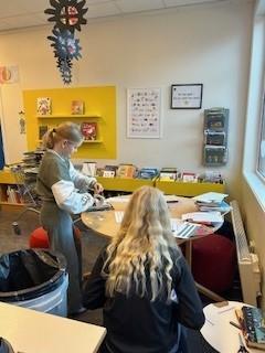 Bibliotekambassadører som hjelper til - Klikk for stort bilde
