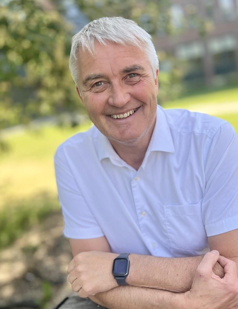 Kommunedirektør Tor Jakob Reitan som smiler til kamera - Klikk for stort bilde