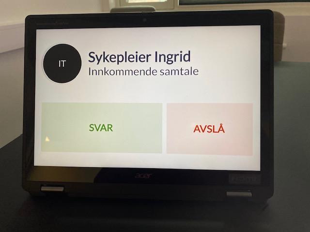 En spesiell skjerm som skal stå hjemme hos brukere av digital hjemmesykepleie - Klikk for stort bilde