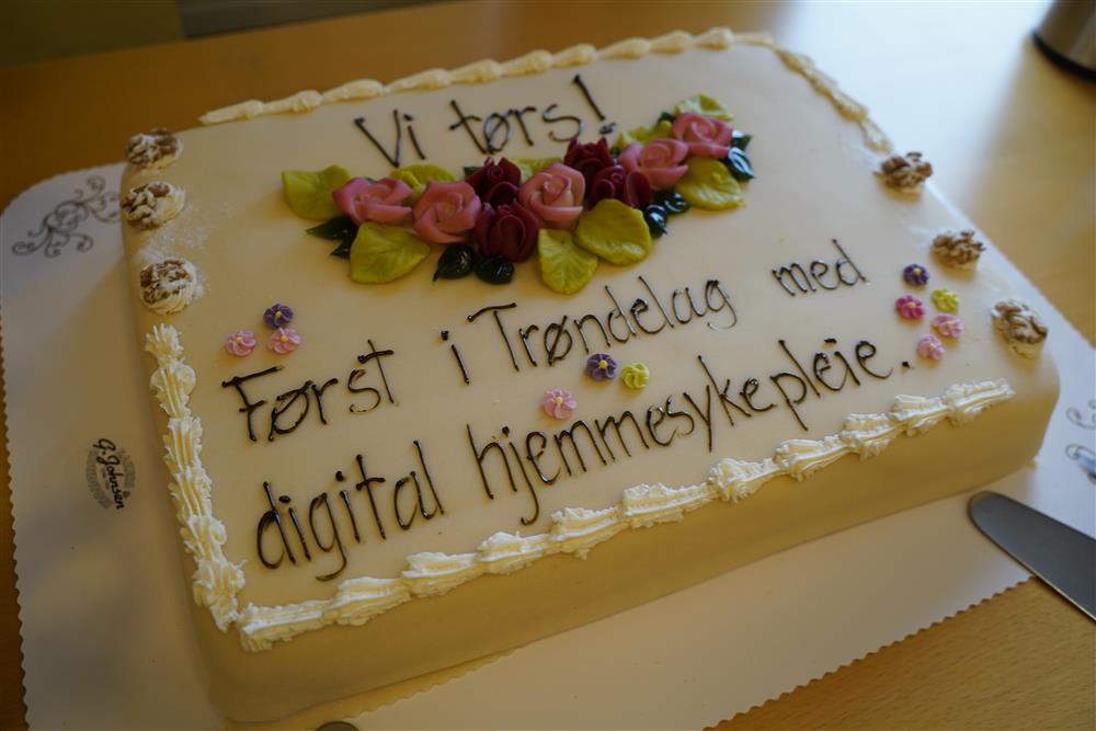 EN kake med skriften "Vi insjer, først i Trøndelag med digital hjemmesykepleie" - Klikk for stort bilde