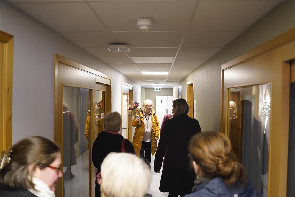 Flere mennesker som går i gangen i lokalene til kompetansesenteret - Klikk for stort bilde