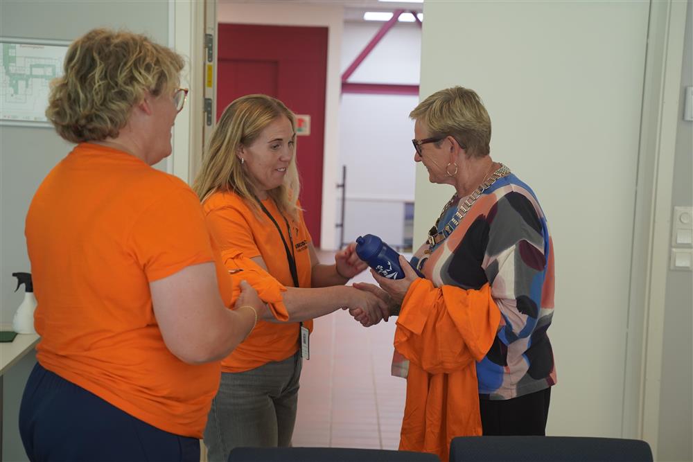 Hovedkomitéleder Katarina Hoff og presseansvarlig Merethe Bekkavik overrekker t-skjorte og vannflaske til ordføreren. - Klikk for stort bilde