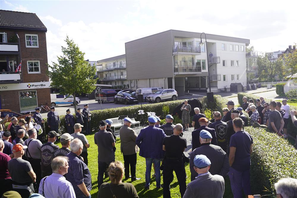 Ordfører Eli Arnstad holder tale foran minnesteinen, foran henne er det mange veteraner og andre frammøte som hører på. - Klikk for stort bilde