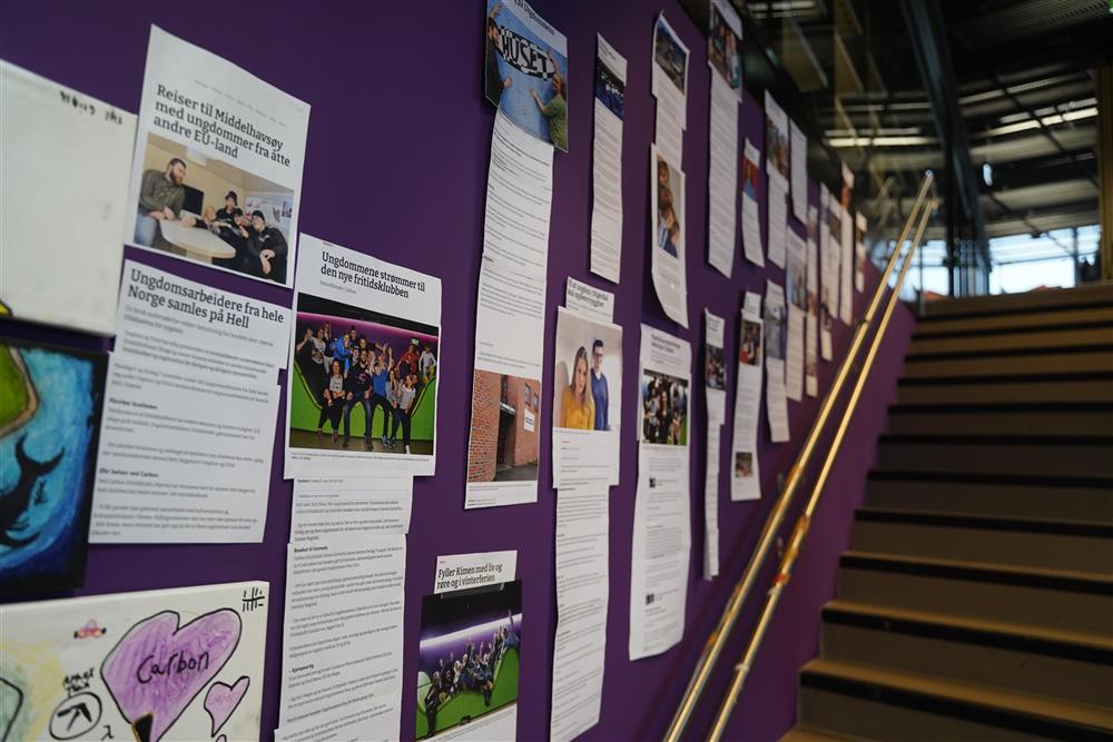 En vegg med avisartikler som handler om Carbon fritidsklubb de siste 10 årene. - Klikk for stort bilde