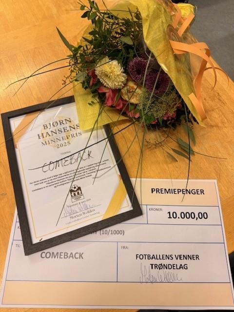 Nærbilde av sjekken, diplomet og blomstene som Comeback fikk.  - Klikk for stort bilde