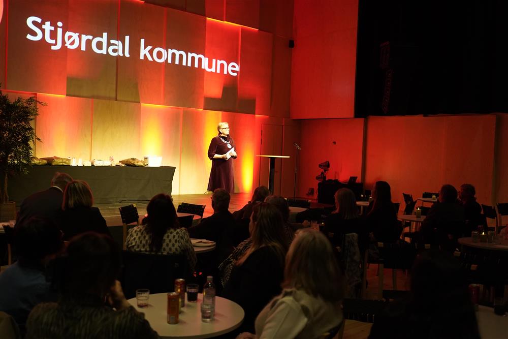 Ordføreren som står på scenen og holder en tale. - Klikk for stort bilde