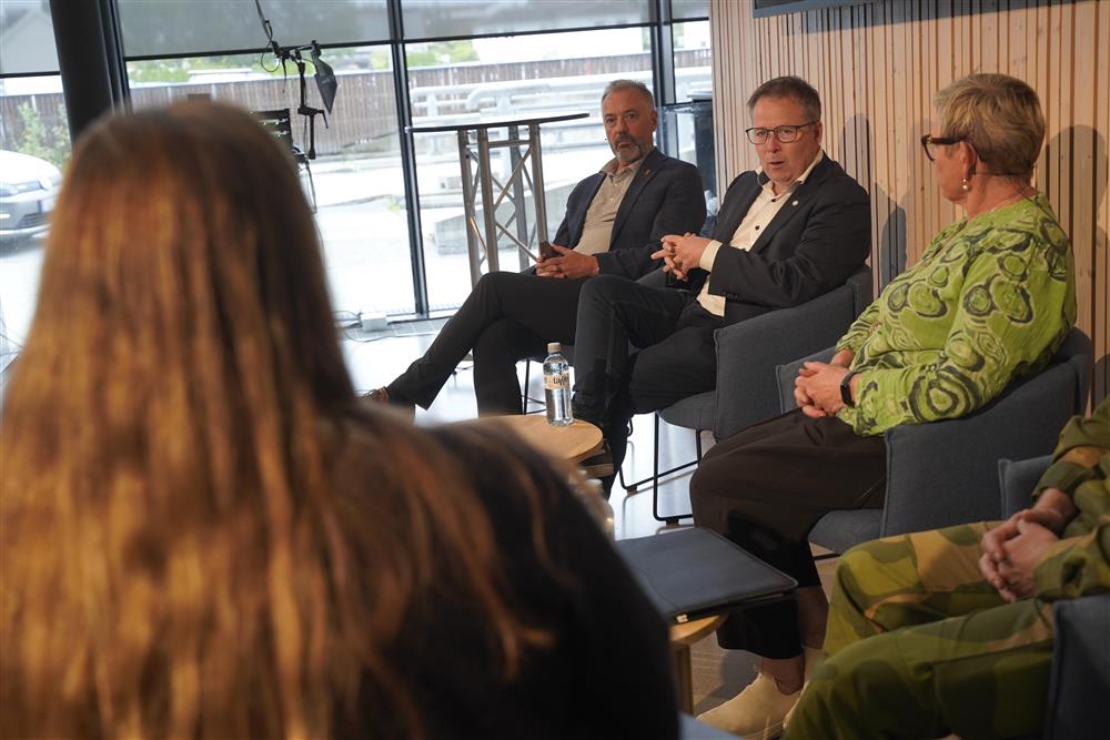 To menn og en dame som sitter i panelet under paneldebatten. - Klikk for stort bilde