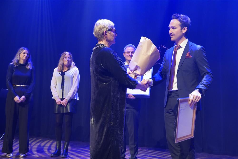 Tre personer fra Opera Trøndelag som mottar pris fra ordfører Eli Arnstad. - Klikk for stort bilde