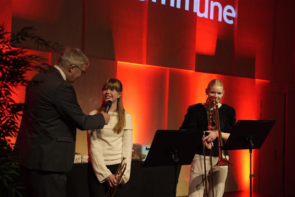 Tor Jakob som holder microfonen og intervjuer Ellinor og Sigrid på scnen. - Klikk for stort bilde