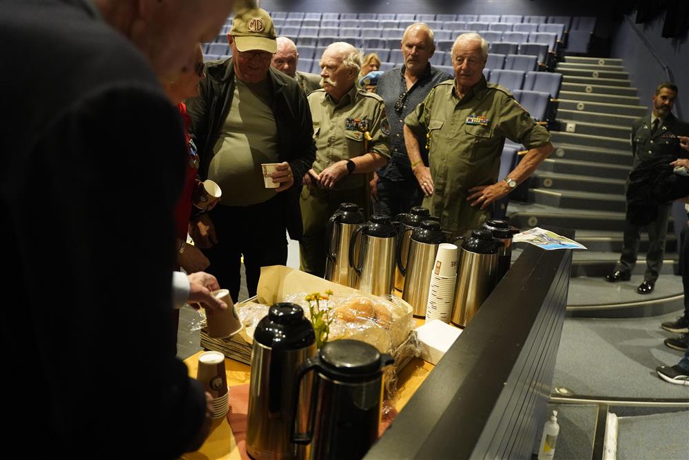 Flere veteraner som tar seg kaffe og berlinerboller inne på kulturverkstedet.  - Klikk for stort bilde