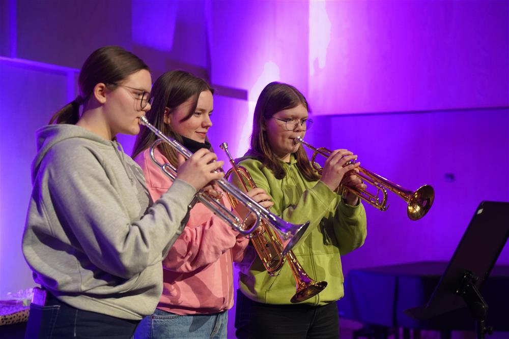 Tre jenter på en scene som spillet trompet - Klikk for stort bilde