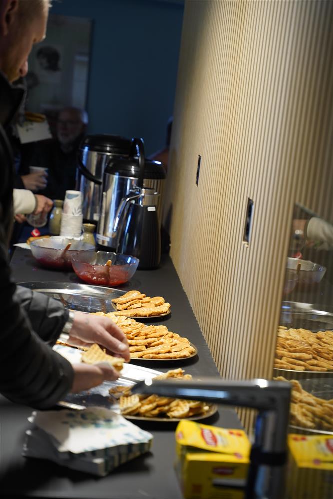 Bord med vafler og kaffe. - Klikk for stort bilde