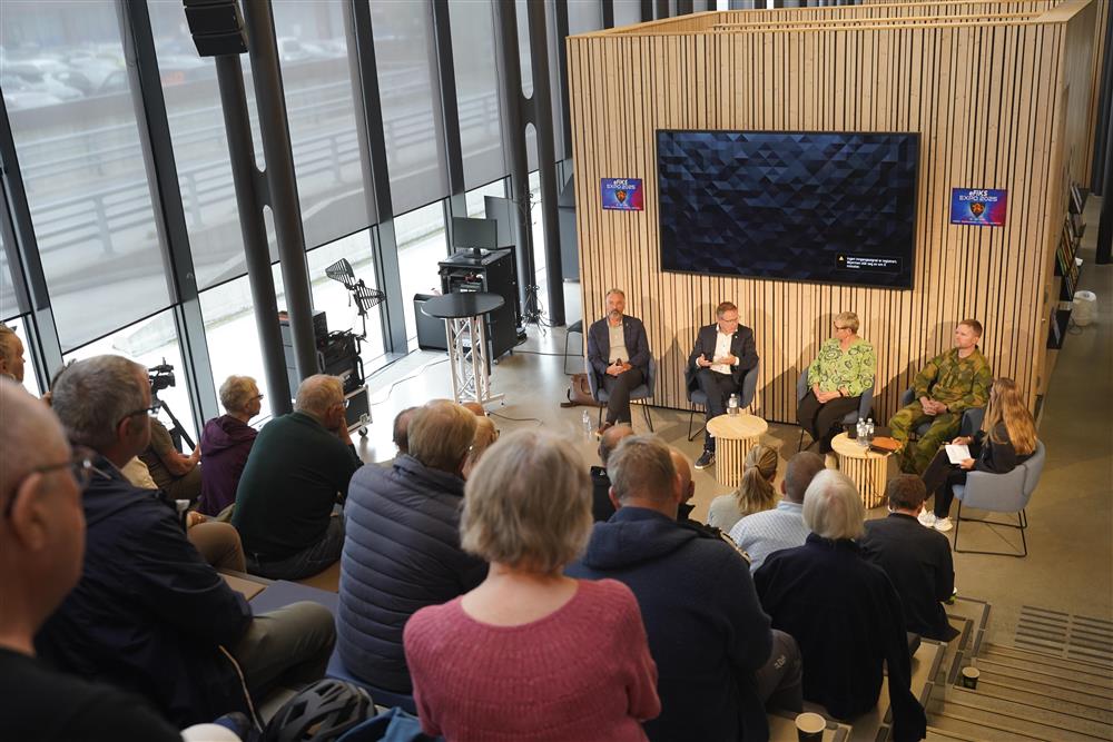 Publikum som ser på paneldebatten. - Klikk for stort bilde