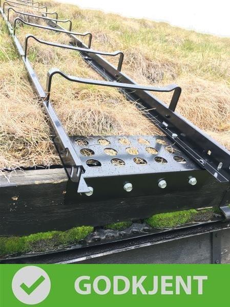 En stige som ligger på et torvtag, det er godkjent. - Klikk for stort bilde