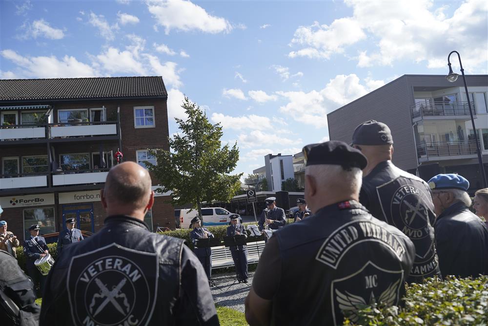 Flere veteraner som ser på Luftforsvarets musikkorps spille. - Klikk for stort bilde