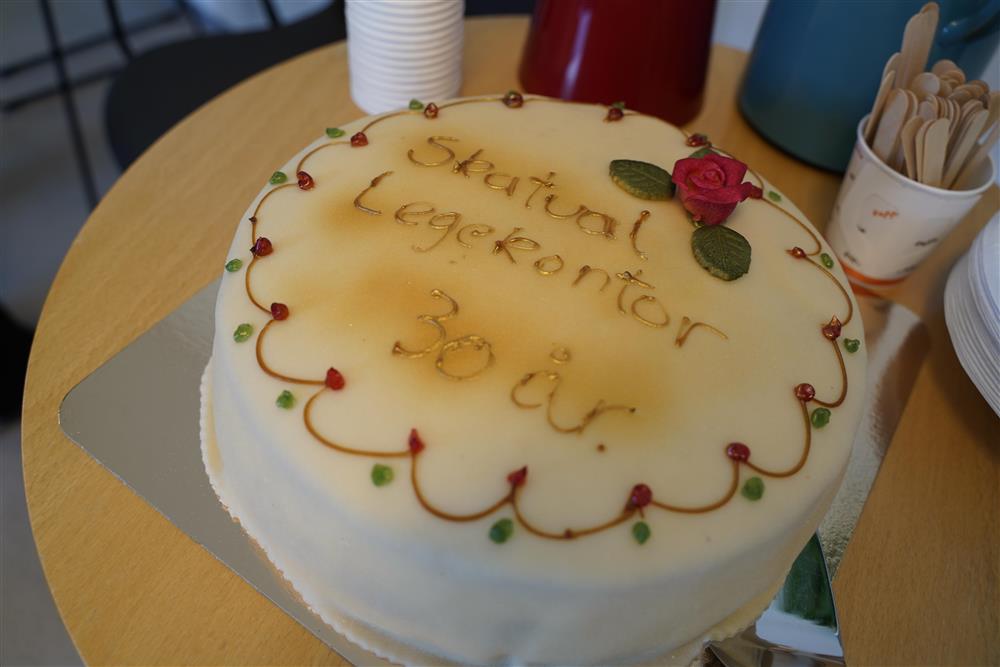 En marsipankake med skriften "Skatval legekontor 30 år" - Klikk for stort bilde