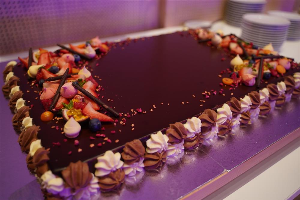 En fancy, stor sjokoladekake - Klikk for stort bilde